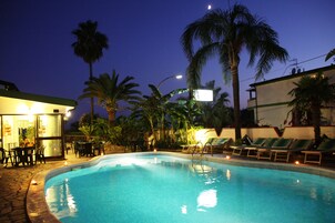 2 piscinas al aire libre, sillones reclinables de piscina