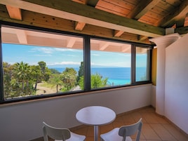 Caja de seguridad en la habitación y escritorio