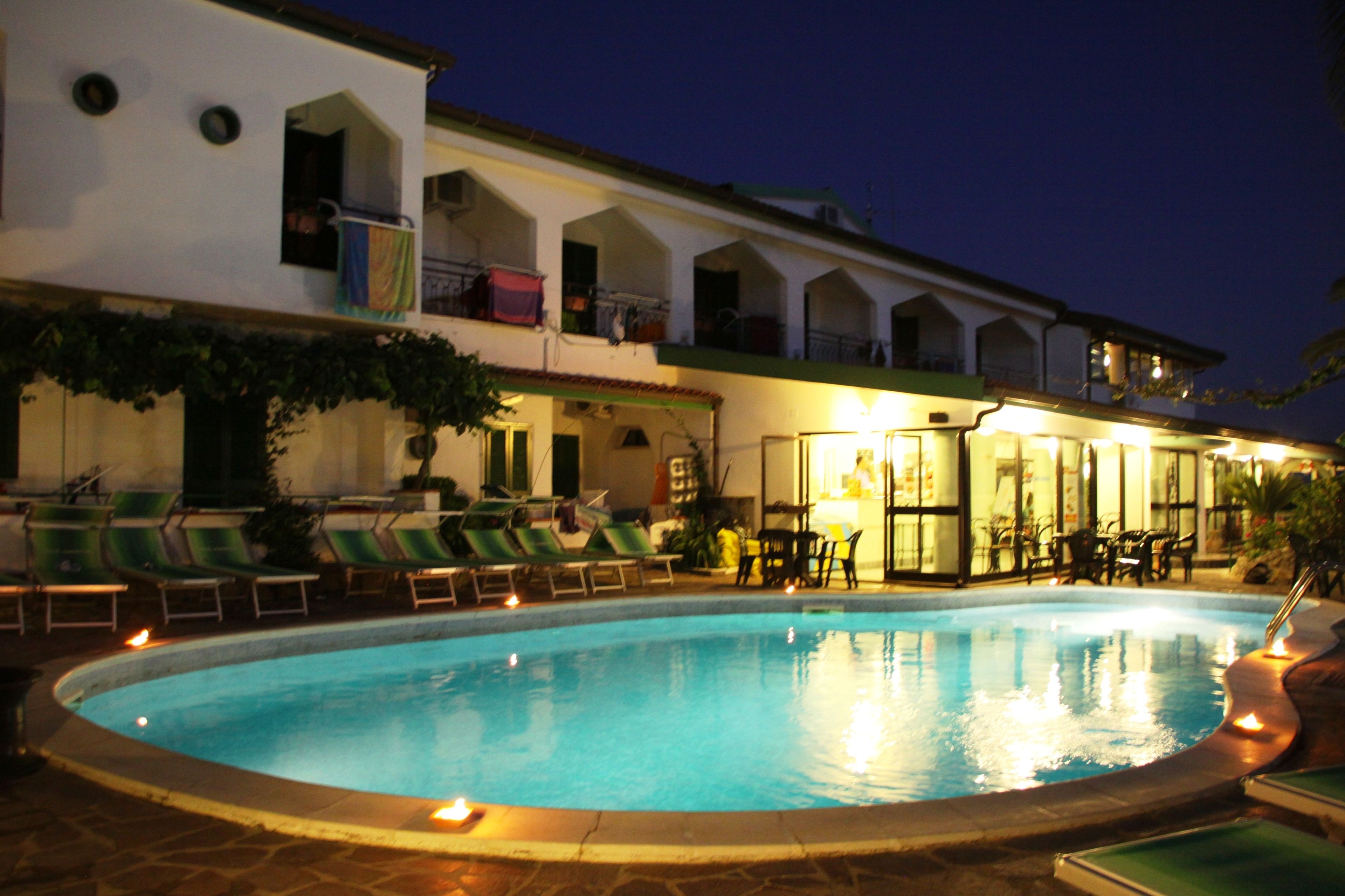 2 utendørsbassenger og solsenger