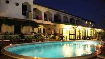 2 piscines extérieures, chaises longues