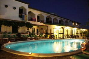 2 piscine all'aperto, lettini