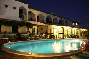 2 piscinas al aire libre, sillones reclinables de piscina