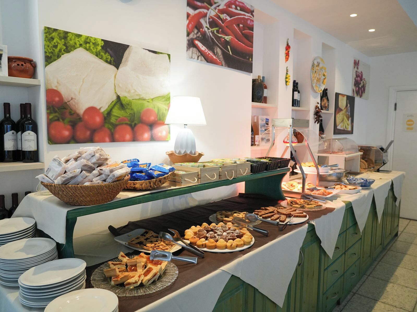 Un buffet proposant une variété de plats et une sélection de vins.
