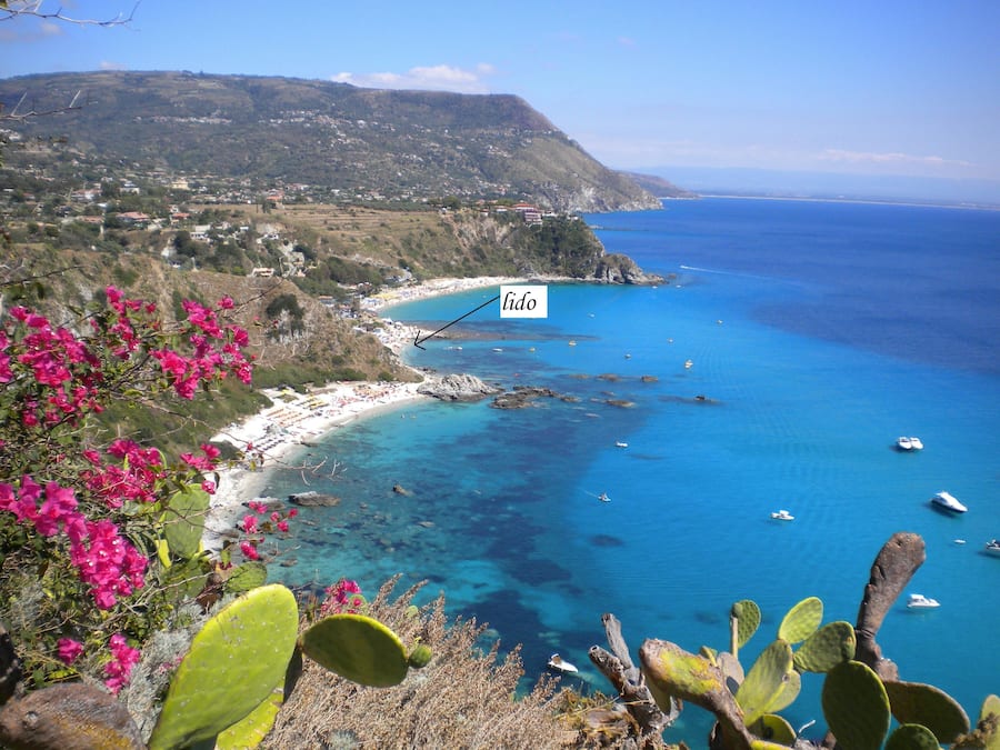 White sand, free beach shuttle, sun-loungers, beach umbrellas