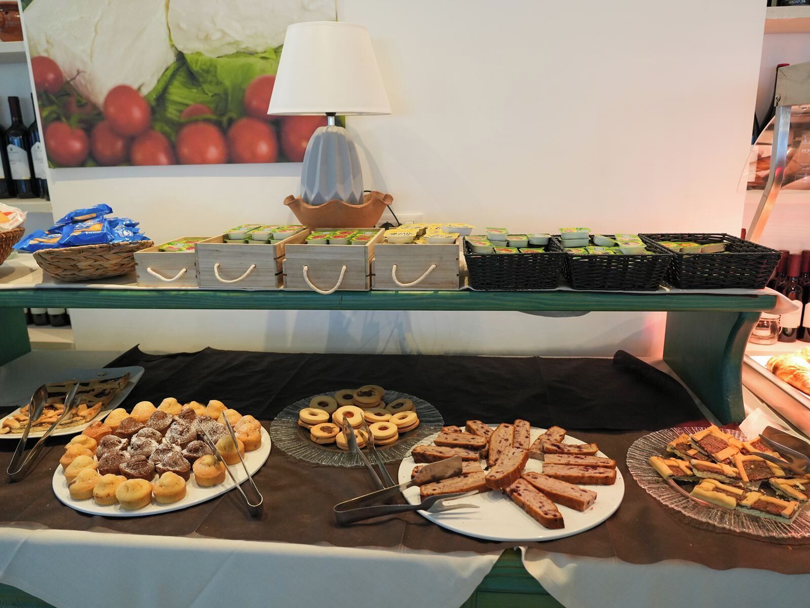 En buffet med forskelligt mad og en dekorativ lampe.
