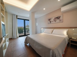 In-room safe, desk, soundproofing, free WiFi