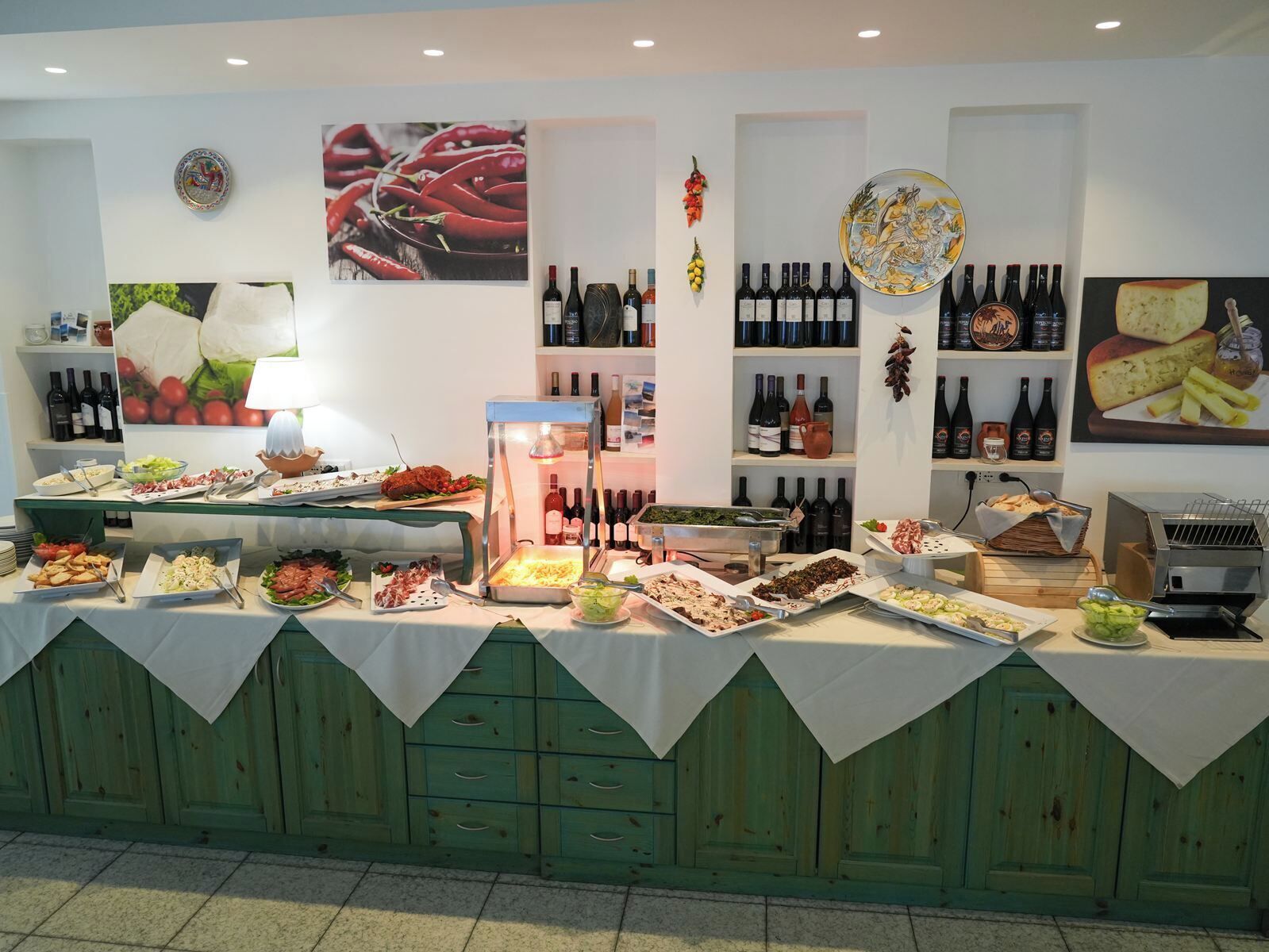 Un buffet proposant une variété de plats et de bouteilles de vin.