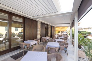 朝食 (ビュッフェ)、毎日提供 (無料)