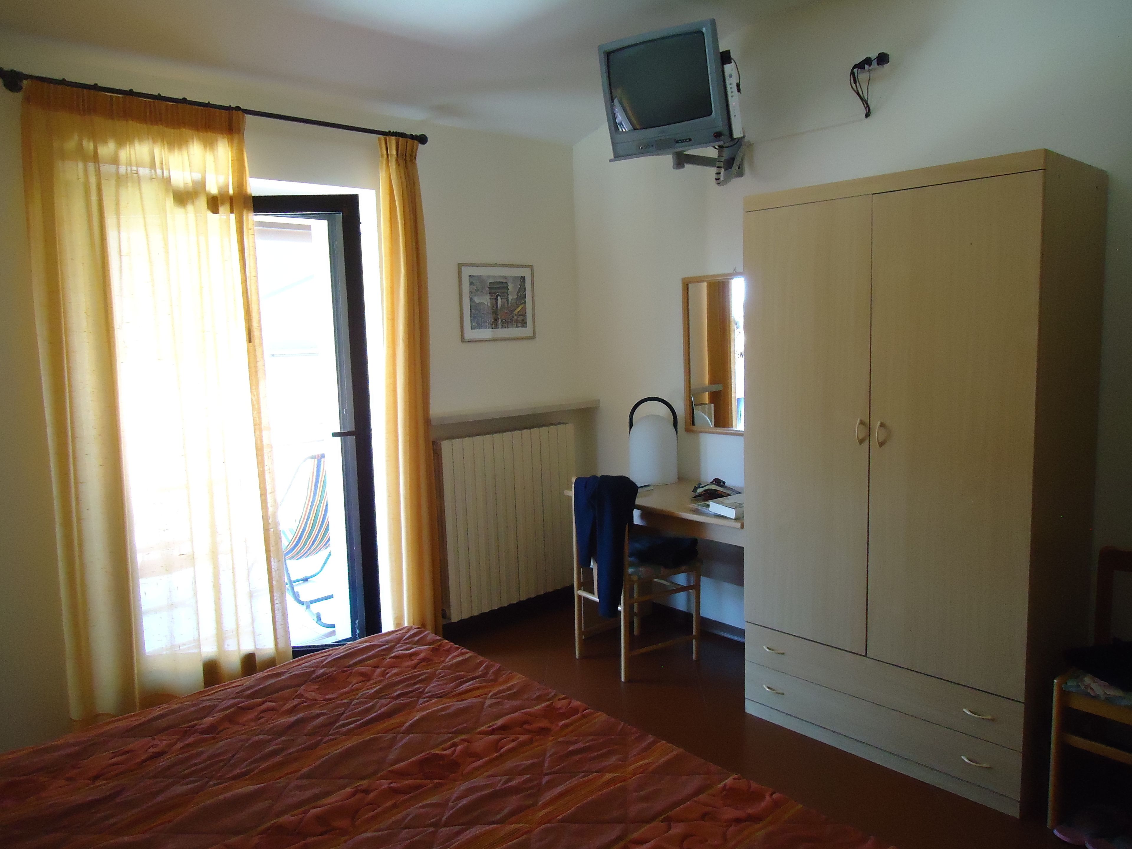 frette italian sheets, select comfort beds, desk, iron/ironing board