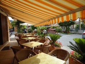 屋外ダイニングエリア