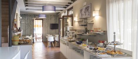 Free daily buffet breakfast