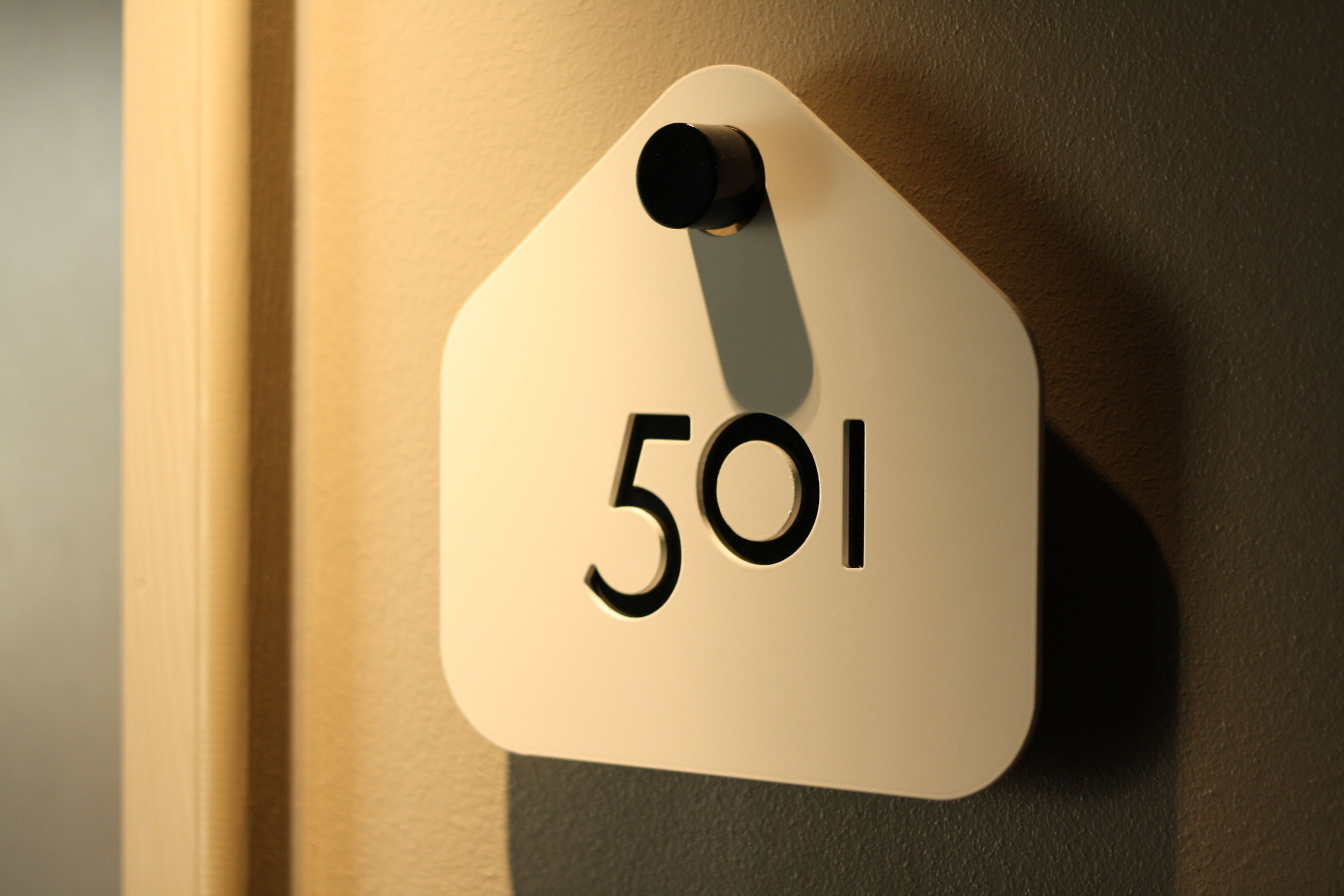 Ein weißes Schild mit der Nummer 501 an einer Tür.