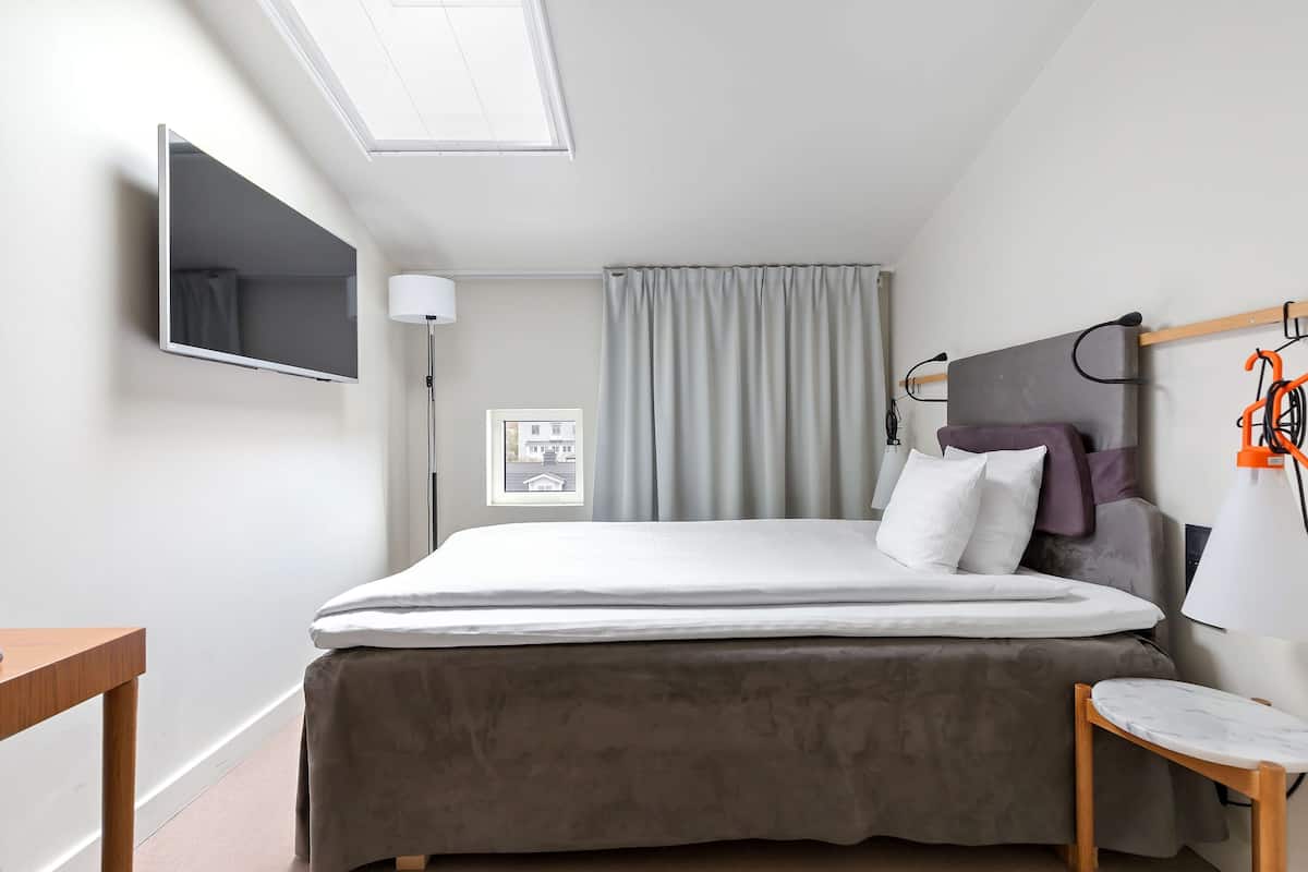 Economy Room, 1 Twin Bed, Non Smoking | In-room safe, desk, laptop workspace, blackout drapes