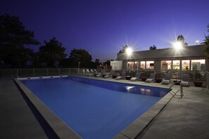 Outdoor pool - Sure Hotel by Best Western Bordeaux Aeroport (Merignac)