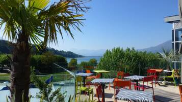 Se sirven desayunos, comidas y cocina francesa con vista a la playa