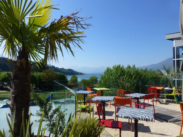 Se sirven desayunos, comidas y cocina francesa con vista a la playa