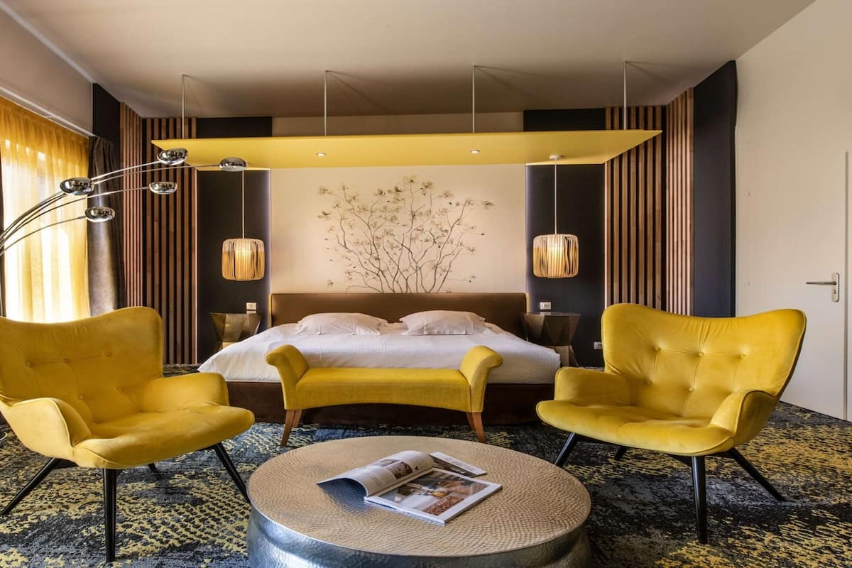 junior suite, 1 king bed, non smoking | minibar, in-room safe, desk, free cots/infant beds