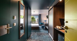 Superior kamer, 1 queensize bed, niet-roken (Larger Room) | Een minibar, een kluis op de kamer, een bureau, gratis babybedden