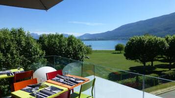 Se sirven desayunos y almuerzos; cocina francesa; con vista a la playa