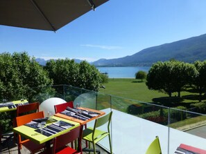 Se sirven desayunos, comidas y cocina francesa con vista a la playa