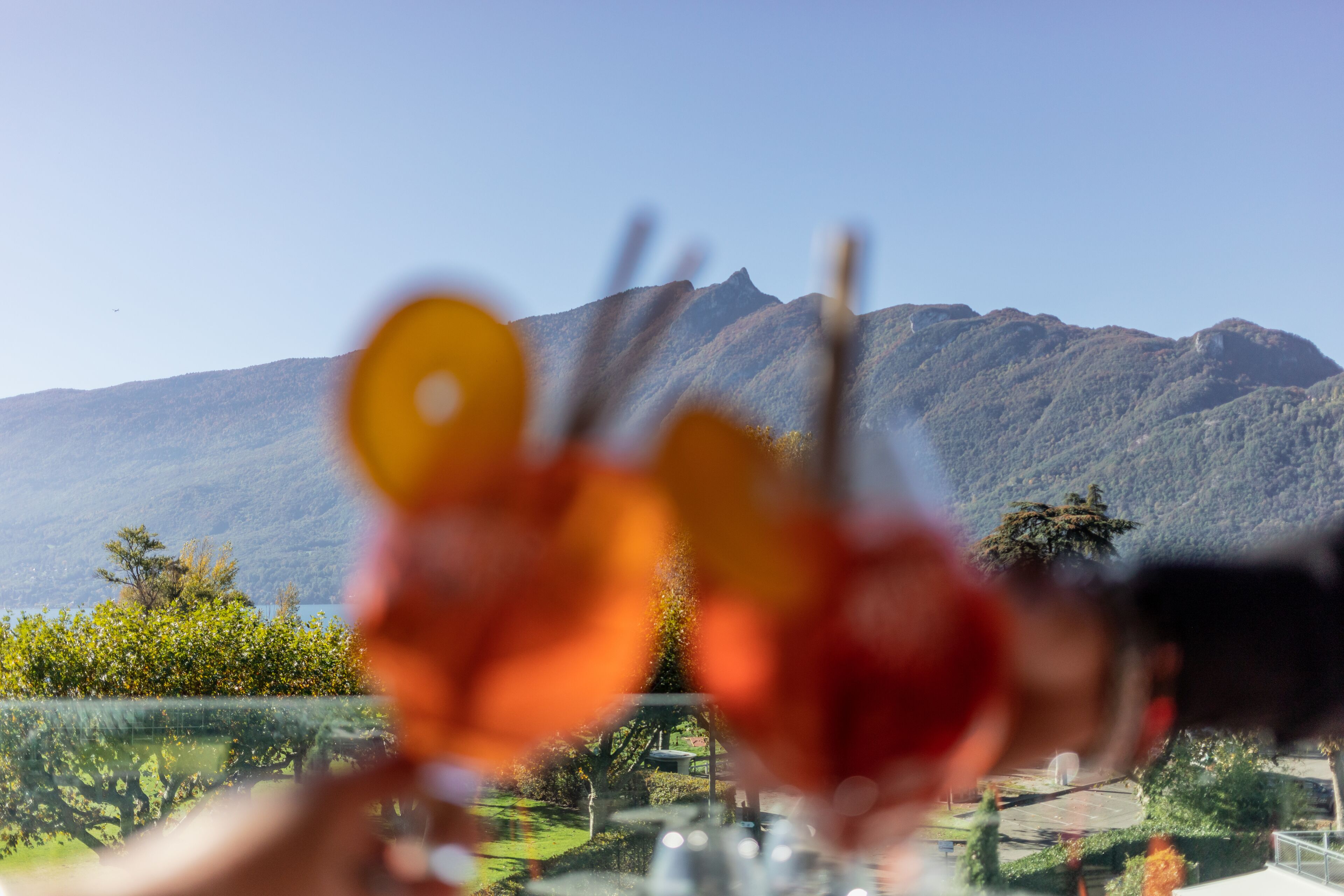 Una mesa con vistas a las montañas al fondo.