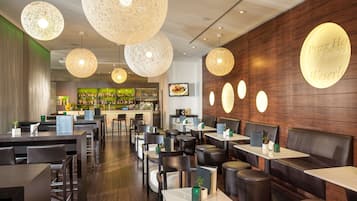 Serves breakfast, lunch, and dinner