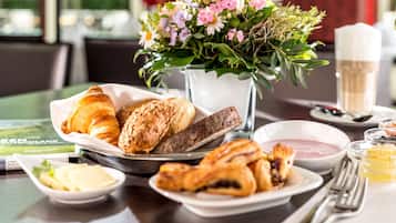 Desayuno completo (EUR 29 por persona)