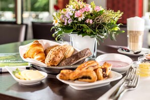 Desayuno completo diario (EUR 29 por persona)