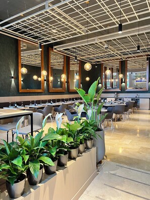 Se sirven desayunos y cocina local e internacional; con vista al jardín