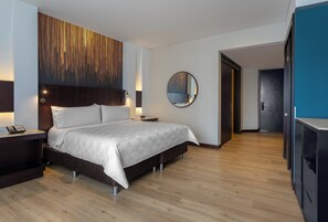 Rom – standard, 1 kingsize-seng, tilgjengelighetstilpasset | Sengetøy i egyptisk bomull, sengetøy av topp kvalitet og minibar