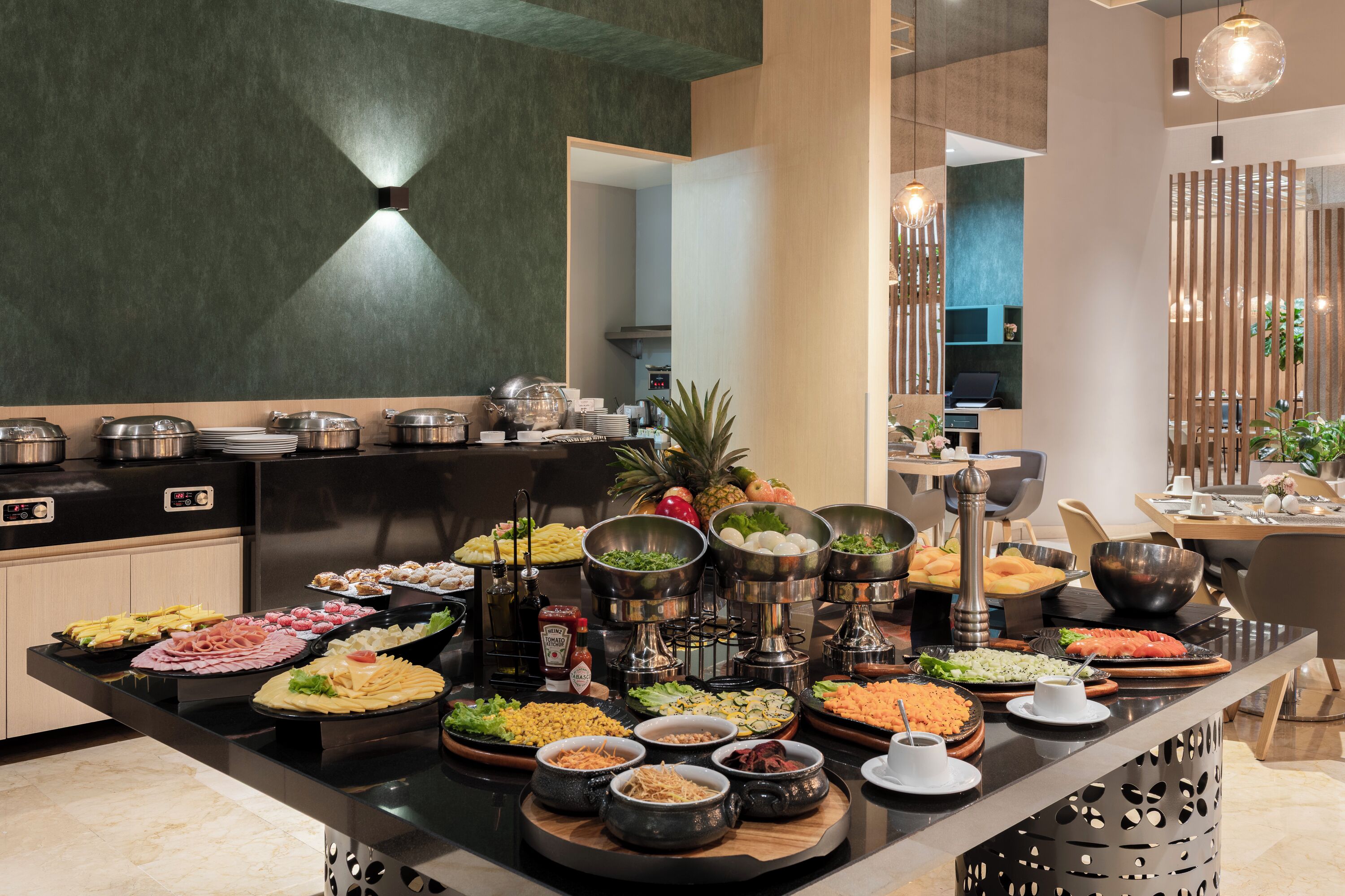 Un buffet con diversi piatti e un arredamento moderno.