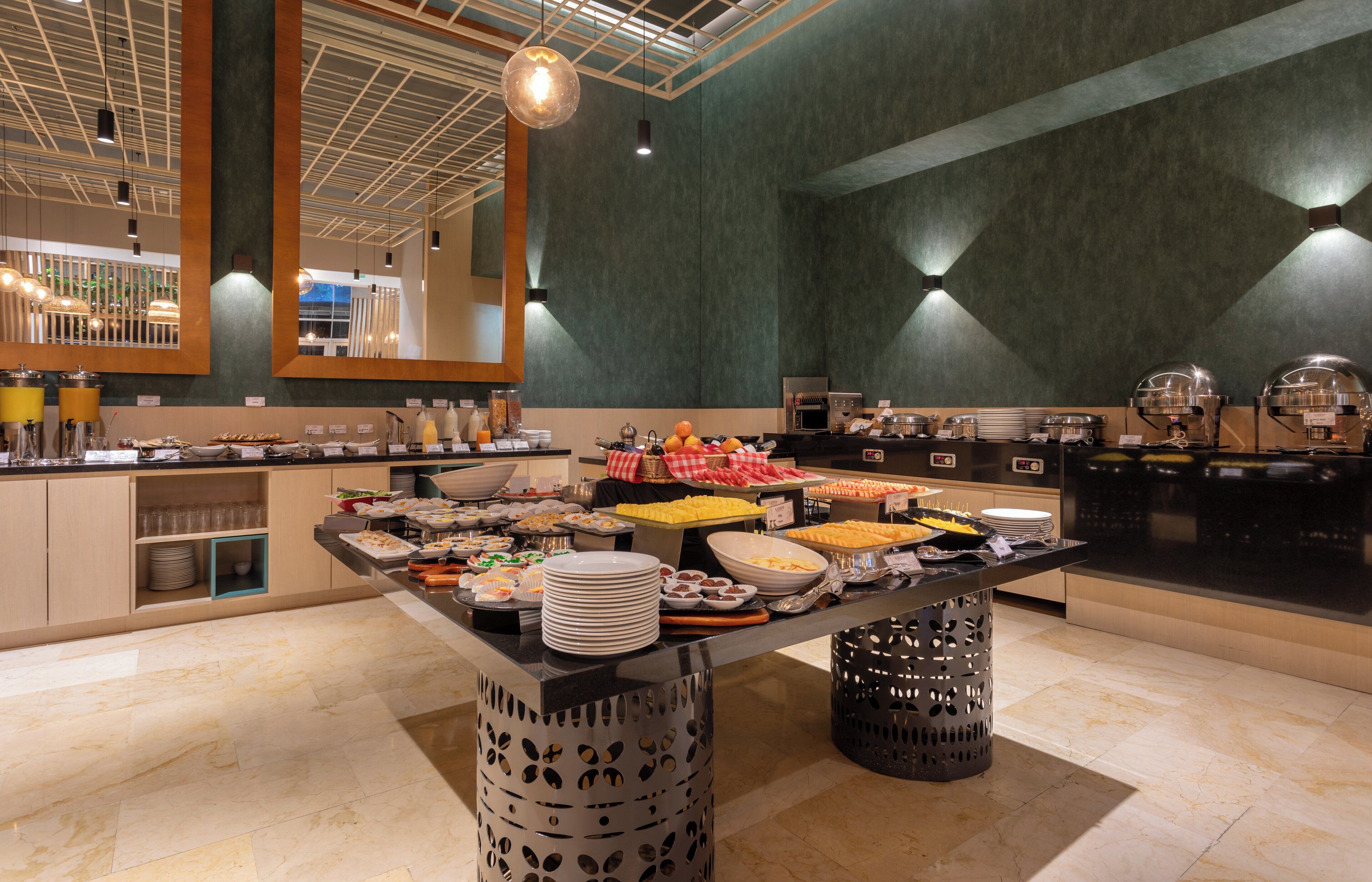 Una mesa de buffet con diferentes opciones de comida y un microondas.