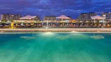 Piscina externa sazonal, funciona das 9h às 20h, guarda-sóis