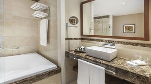 A modern bathroom with a bathtub, a sink, and a large mirror. - Wyndham Nordelta Tigre Buenos Aires (Nordelta)