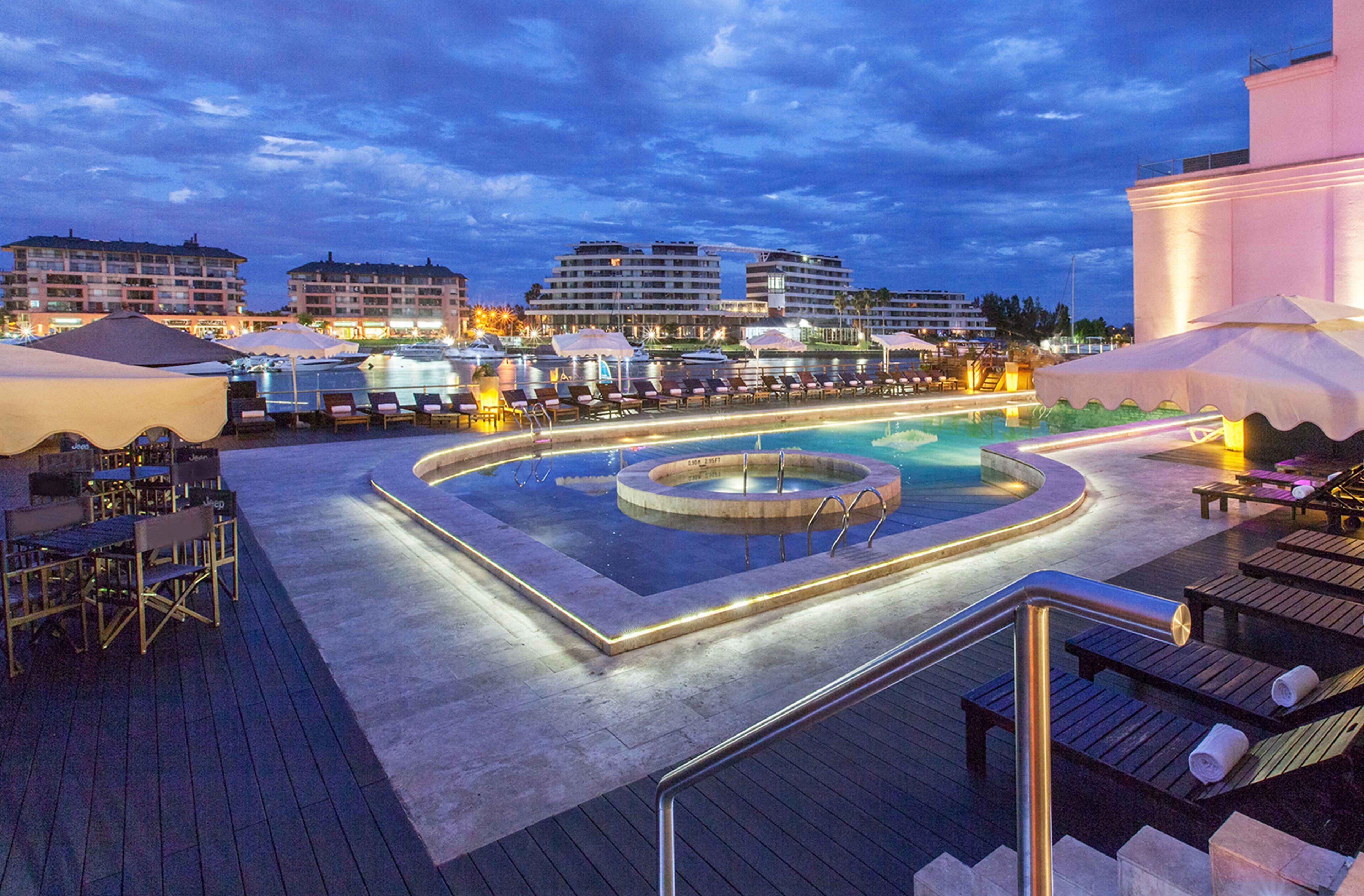 Piscina externa sazonal, funciona das 9h às 20h, guarda-sóis