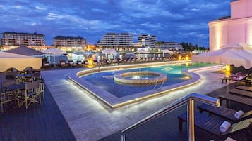 Piscina externa sazonal, funciona das 9h às 20h, guarda-sóis