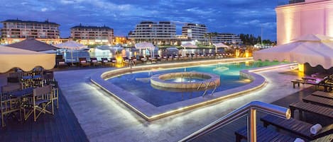 Piscina externa sazonal, funciona das 9h às 20h, guarda-sóis