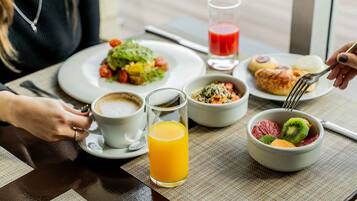 Café da manhã com buffet grátis todos os dias