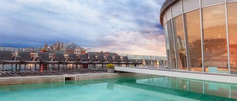 Piscina externa sazonal, funciona das 9h às 20h, guarda-sóis