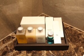 Combined shower/bathtub, rainfall showerhead, free toiletries - Wyndham Nordelta Tigre Buenos Aires (Nordelta)