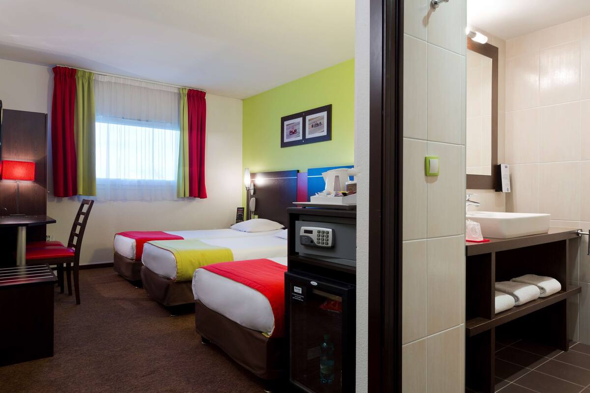 standard room, 3 single beds | minibar, in-room safe, desk, blackout curtains