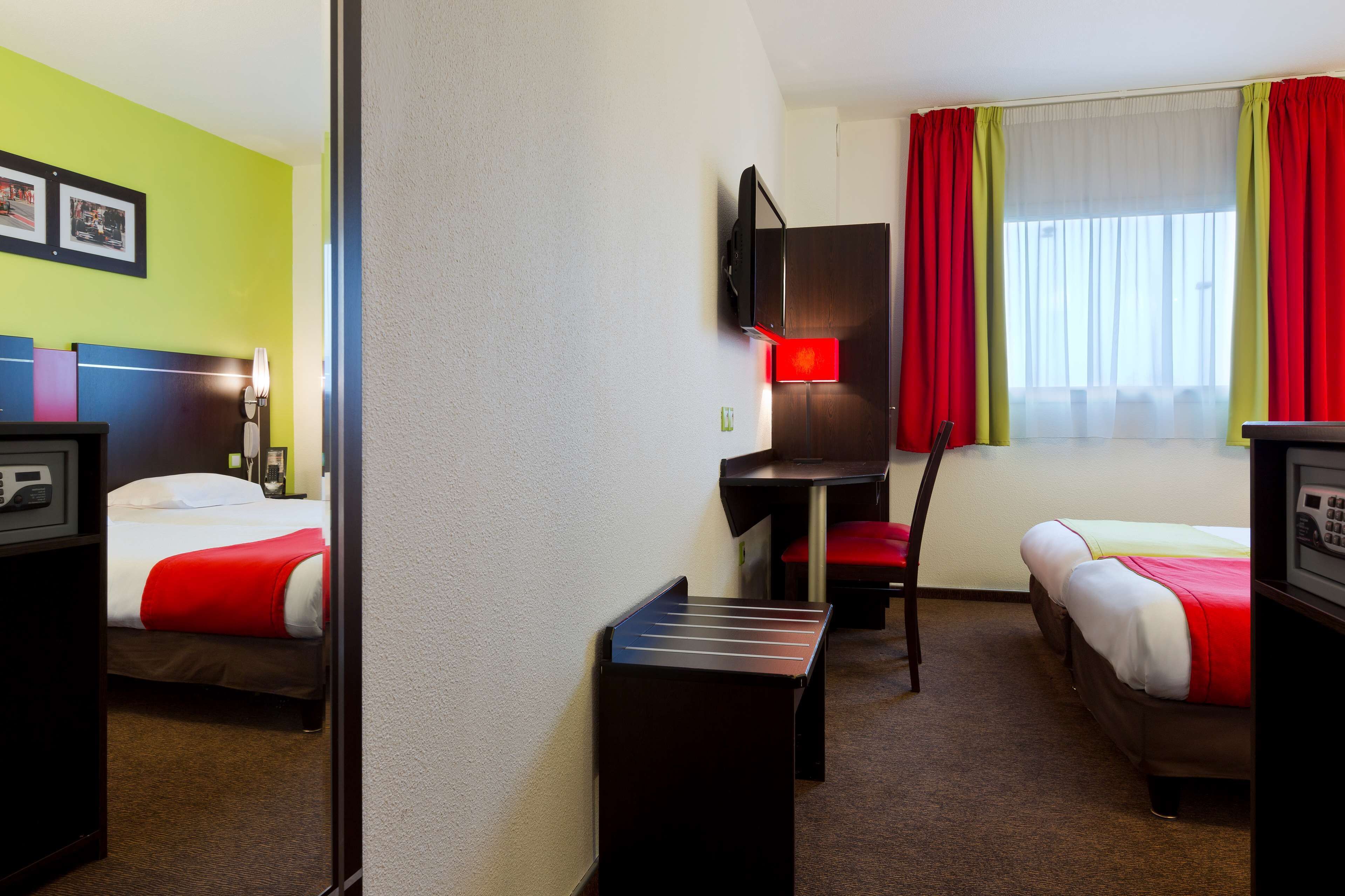 minibar, in-room safe, desk, blackout curtains