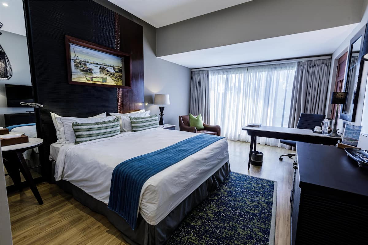 Habitació Deluxe, vistes a la ciutat | Minibar, caixa forta a l'habitació i decoració individual