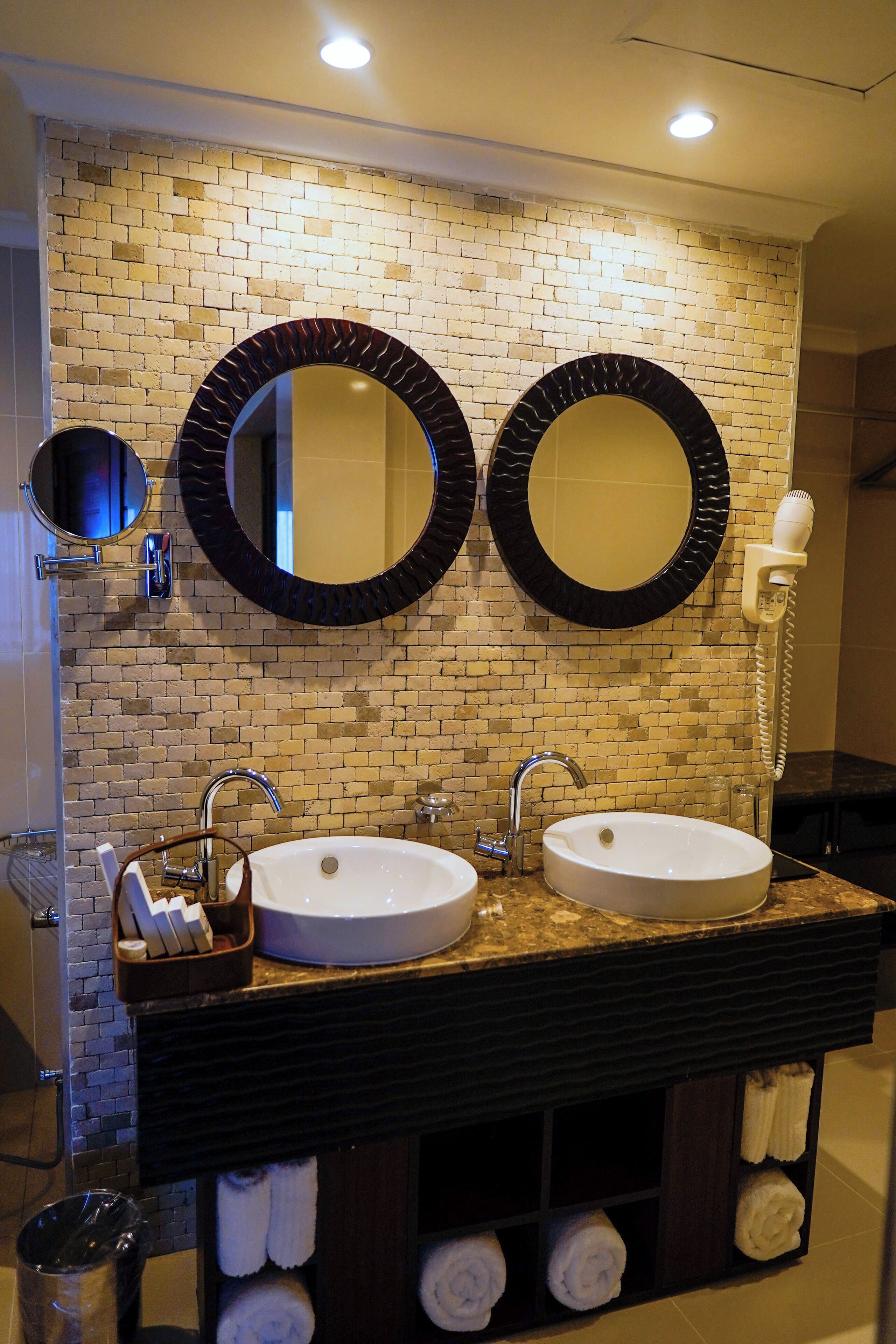 presidential suite | bathroom | shower, hydromassage showerhead, free toiletries, bathrobes