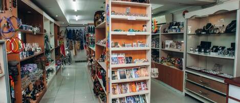 Una tienda minorista bien organizada, con estanterías que exhiben diversos artículos, como libros y objetos decorativos.