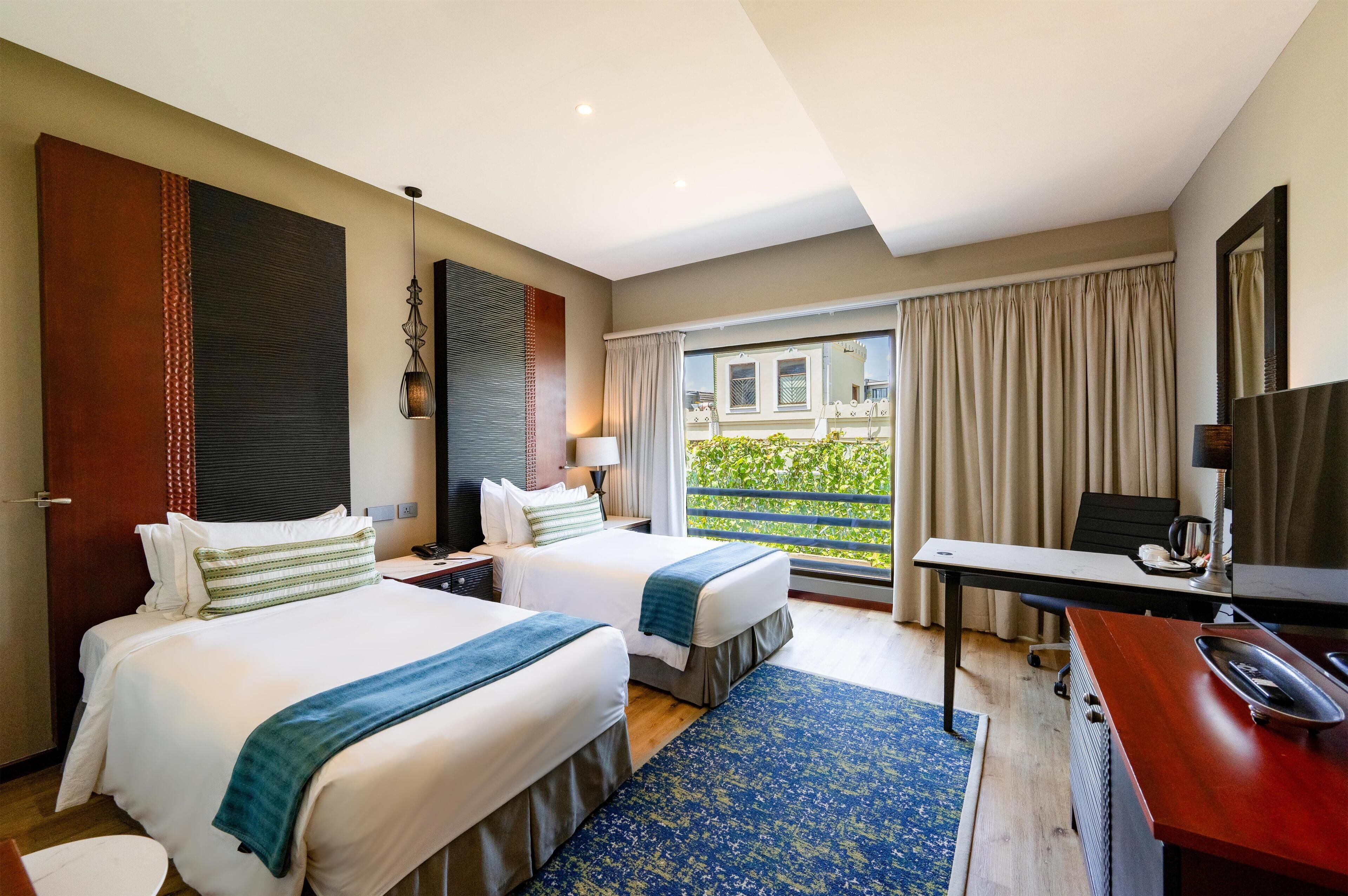 Kamar Twin Deluks, pemandangan kota | Minibar, brankas, dan didekorasi berbeda-beda