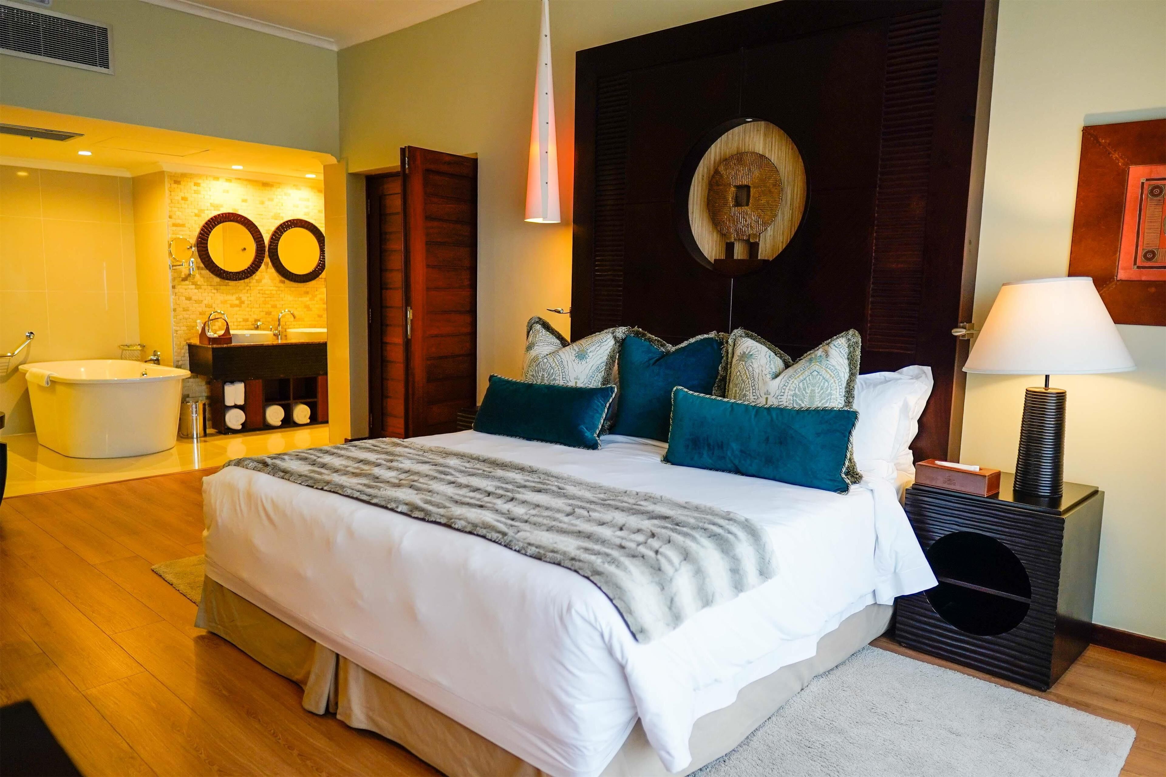 Presidentiële suite | Een minibar, een kluis op de kamer, individueel gedecoreerd