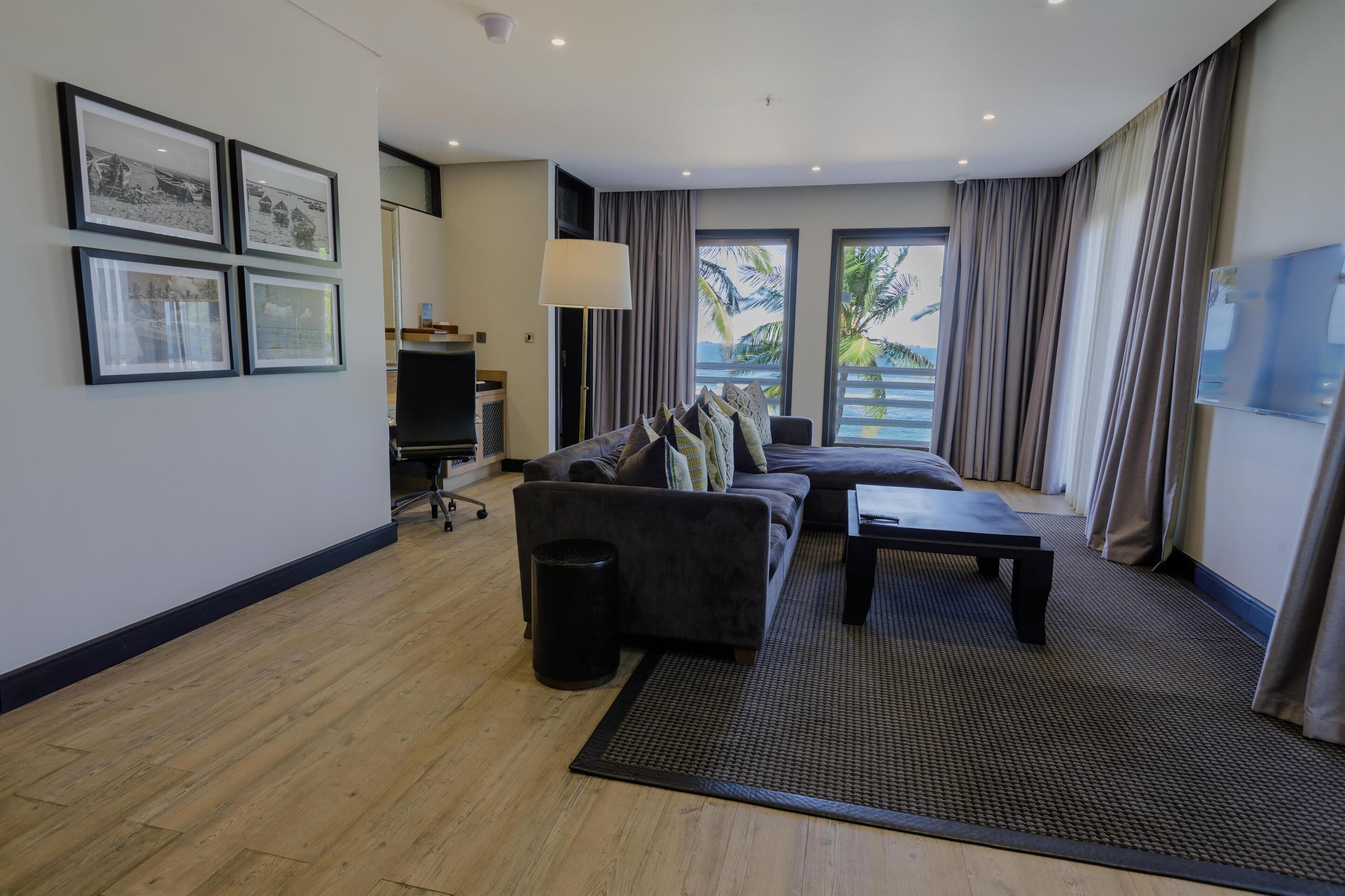 suite (amani) | minibar, in-room safe, individually decorated, individually furnished