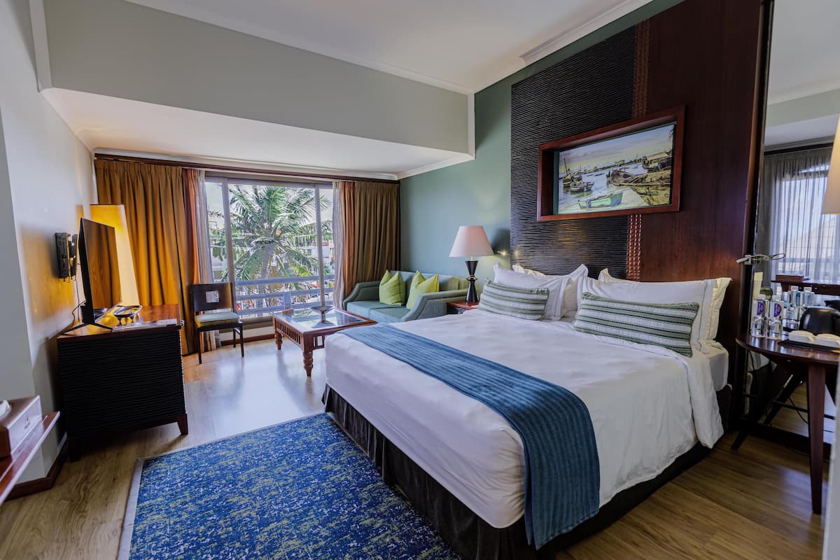 Minibar, in-room safe, individually decorated, individually furnished