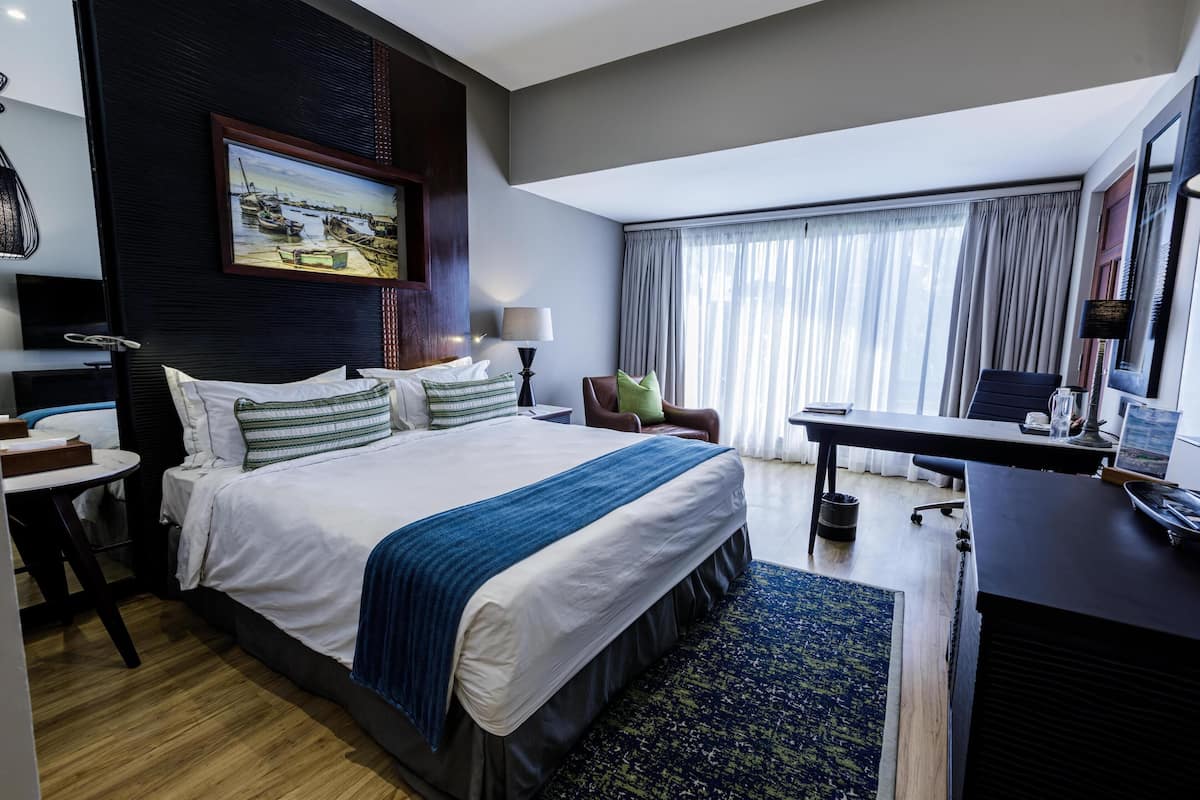 Minibar, in-room safe, individually decorated, individually furnished